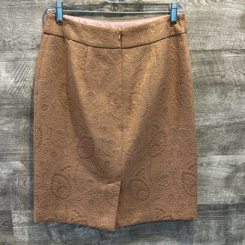 Banana Republic NWOT Pencil lined Skirt, texture with Metallic fabric. - Picture 4 of 8